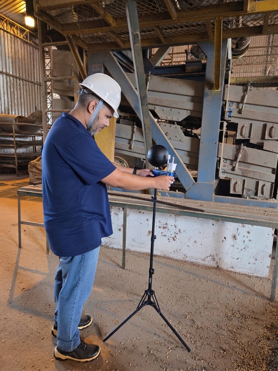 Avaliação ocupacional de calor (NHO-06): técnico da Áurea com EPI operando medidor de estresse térmico em ambiente industrial