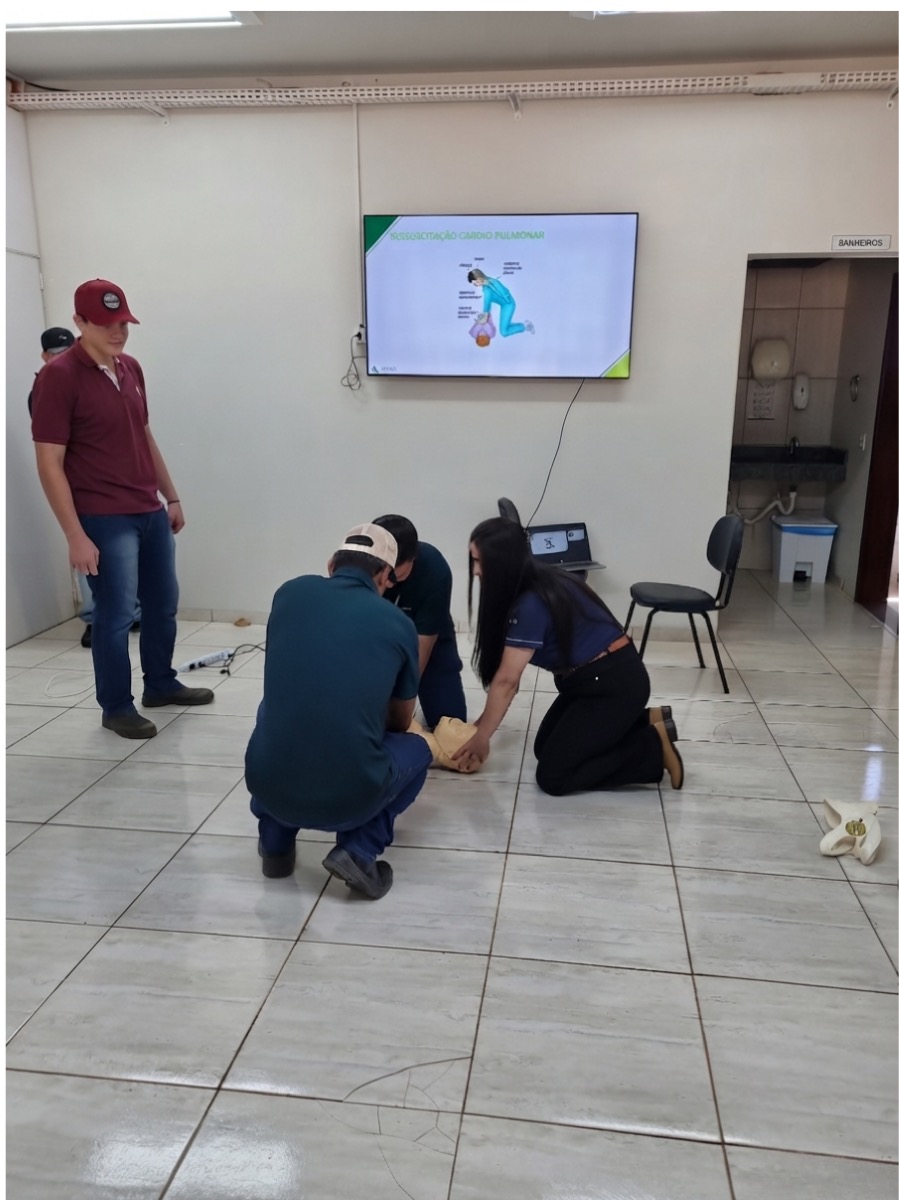 Treinamento de brigada de incêndio: prática de reanimação cardiopulmonar em manequim